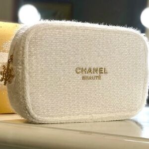 CHANEL Beauté Textured White Cosmetic Case
